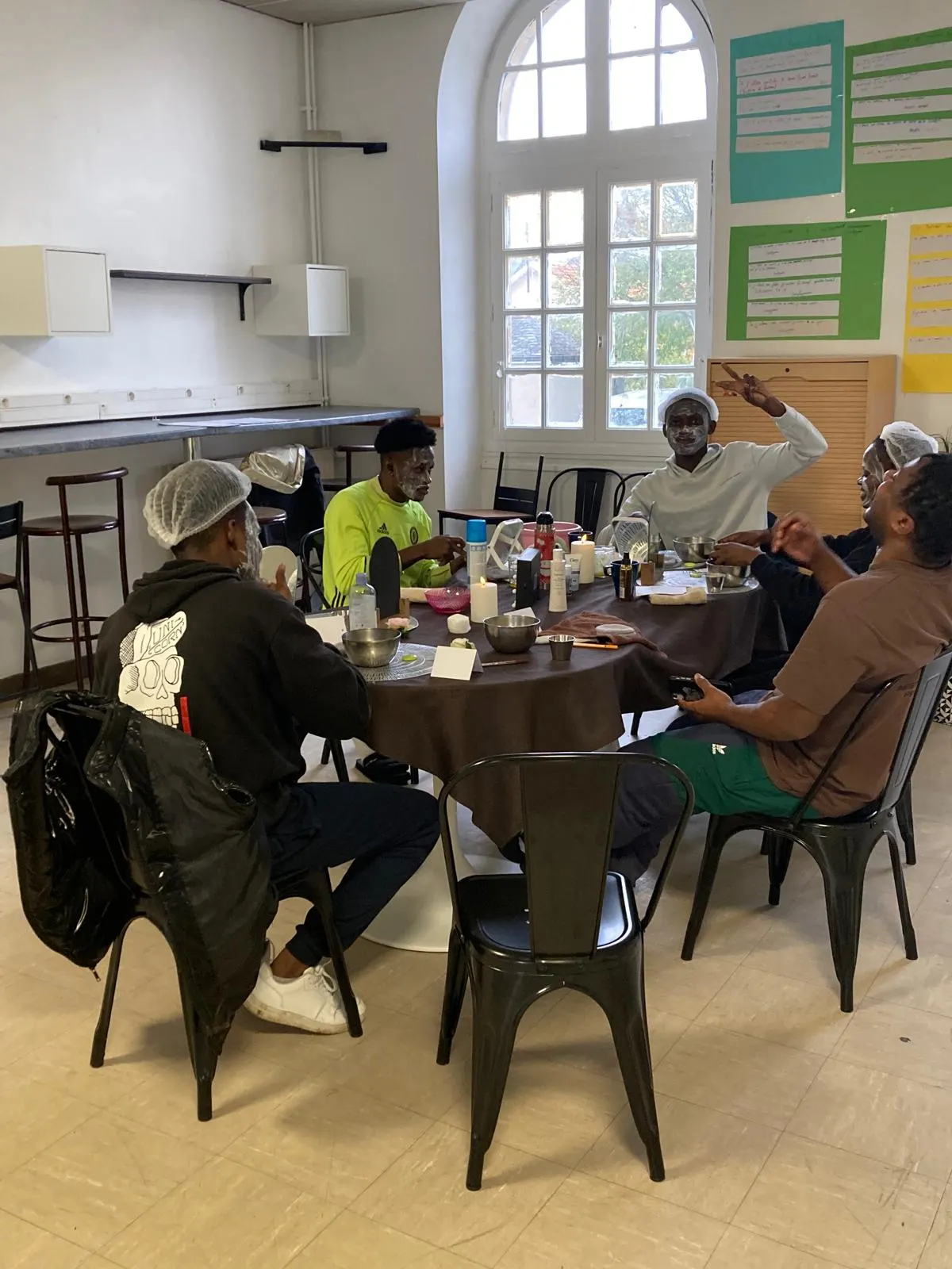 Atelier autour d'une table ronde